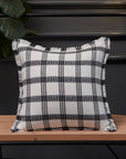 Coussin blanc et gris foncé à carreaux 45x45 cm WARMY