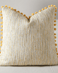 Coussin jaune et beige en tweed avec ponpons 45x45 cm POPINE